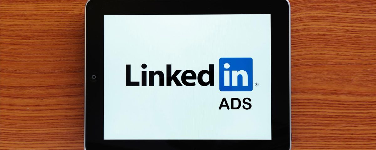 Tablet com logo linkedin ads