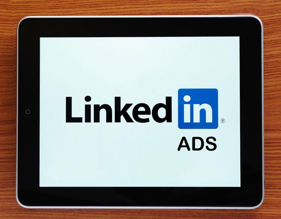 Tablet com logo linkedin ads