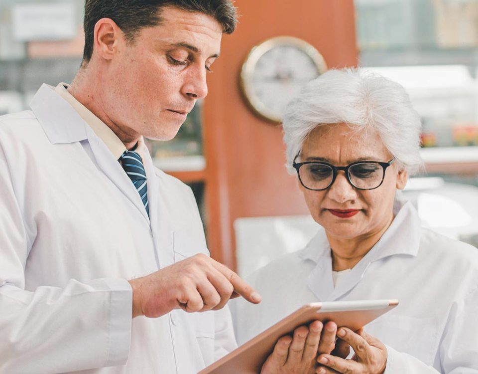 Dois farmacêuticos planejando marketing