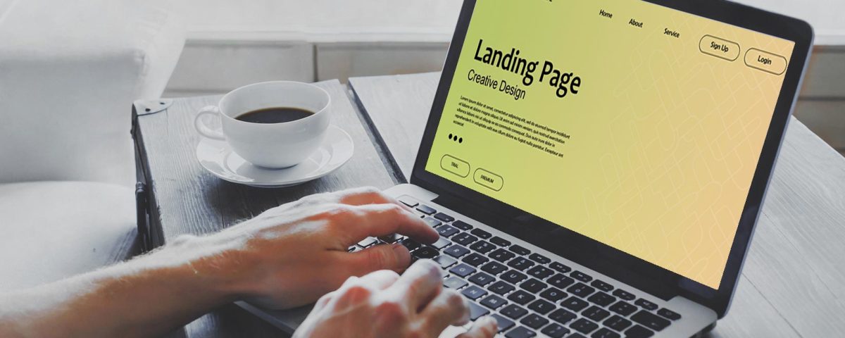 Pessoa acessando uma landing page pelo computador