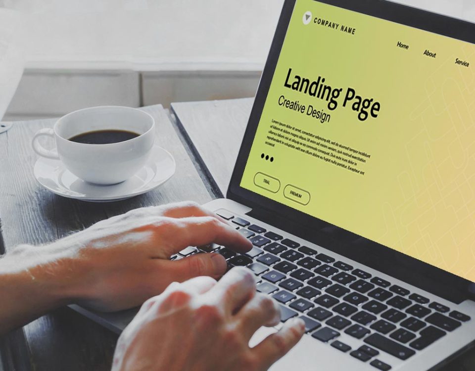Pessoa acessando uma landing page pelo computador