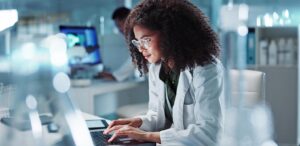 Mulher com notebook dentro de um laboratório científico