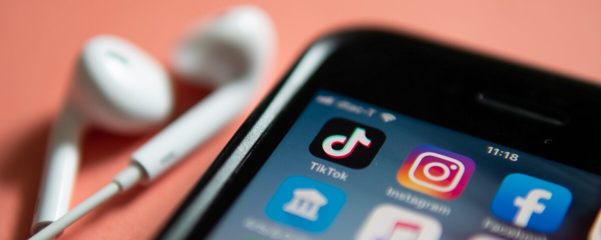 Fone de ouvido e tela de celular com ícone do app do TikTok