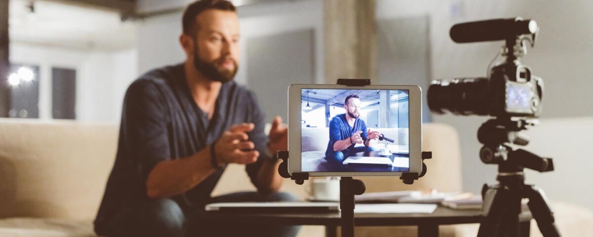 Homem produzindo vídeo para postar no Linkedin