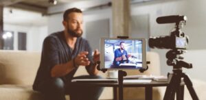 Homem produzindo vídeo para postar no Linkedin