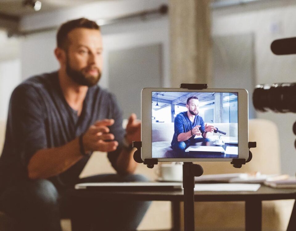 Homem produzindo vídeo para postar no Linkedin