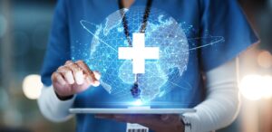 Profissional da saúde segurando um tablet com um símbolo holográfico