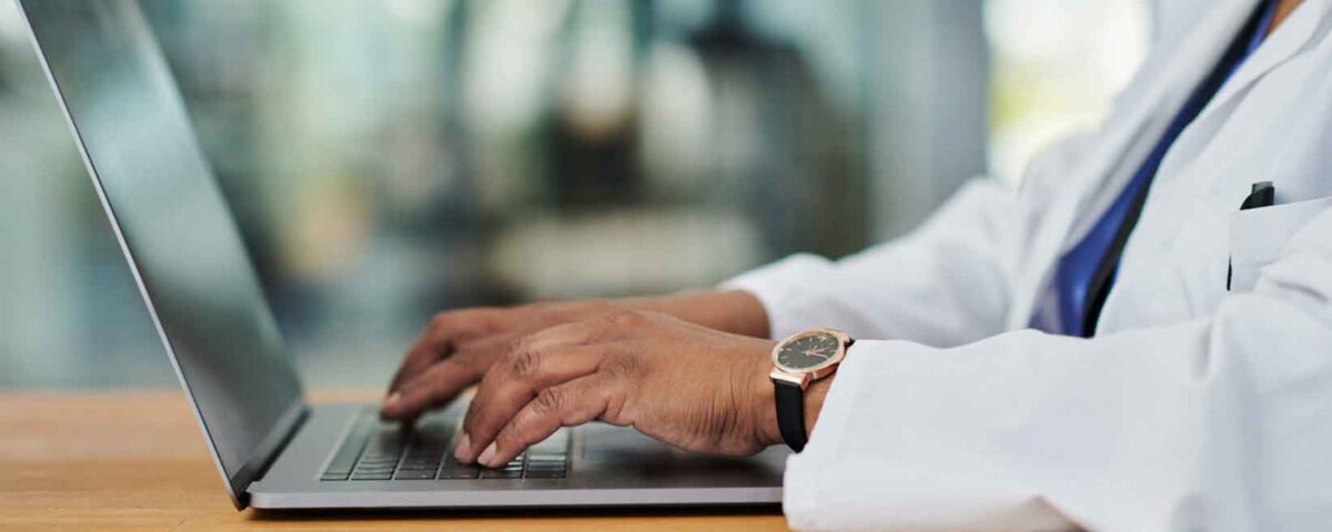 Médico acessando rede social do Linkedin pelo notebook