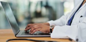 Médico acessando rede social do Linkedin pelo notebook