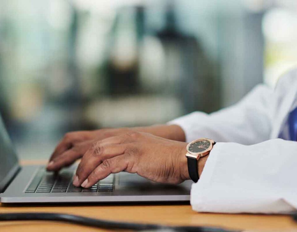 Médico acessando rede social do Linkedin pelo notebook