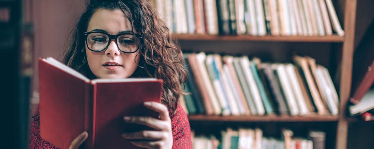 Mulher lendo para se aprofundar nas causas doença