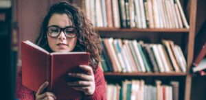 Mulher lendo para se aprofundar nas causas doença