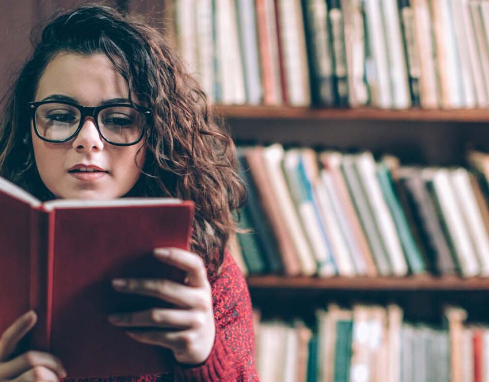 Mulher lendo para se aprofundar nas causas doença