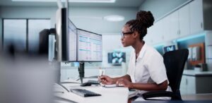 Mulher analisando dados no hospital