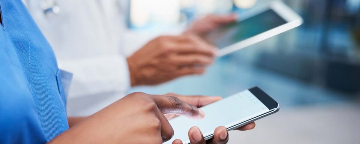 Profissionais da área de medicina acessando redes sociais