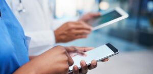 Profissionais da área de medicina acessando redes sociais