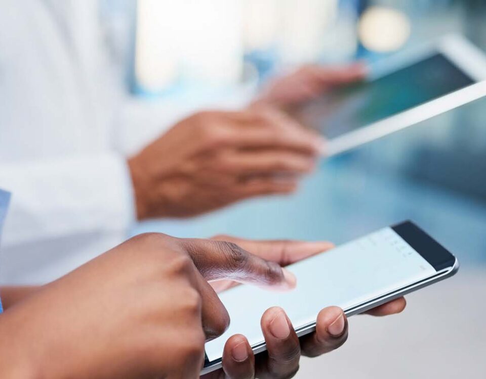 Profissionais da área de medicina acessando redes sociais