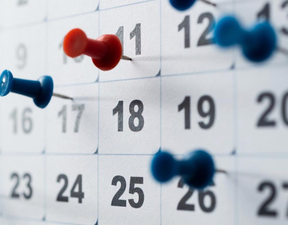 Imagem ilustrada de calendário com pinos coloridos