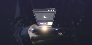 Ilustração de celular com ads