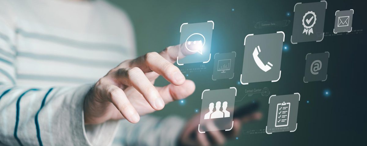 Homens apontando a mão toque contato para suporte de atendimento ao cliente