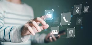 Homens apontando a mão toque contato para suporte de atendimento ao cliente