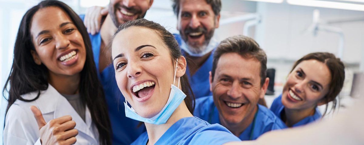 profissionais de saúde fazendo self