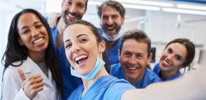 profissionais de saúde fazendo self