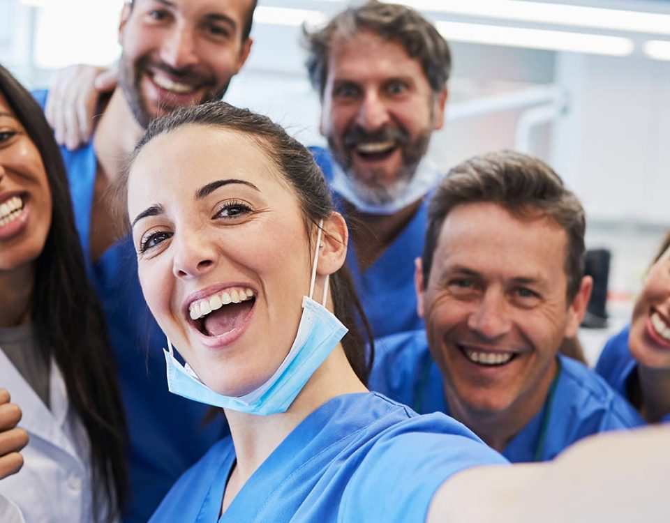 profissionais de saúde fazendo self